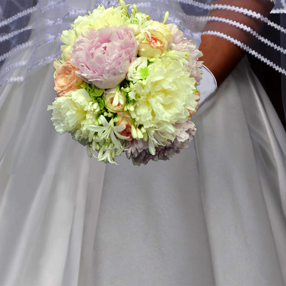 Elegante Bouquet per Sposa a Roma con peonie bianche e fucsia